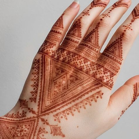 @almasa.su on instagram African Henna, Indian Henna Designs, Cute Henna Designs, Henna Inspired Tattoos, Indian Mehndi Designs, Cute Henna, Henna Tattoo Hand, Modern Henna, Henna Art Designs