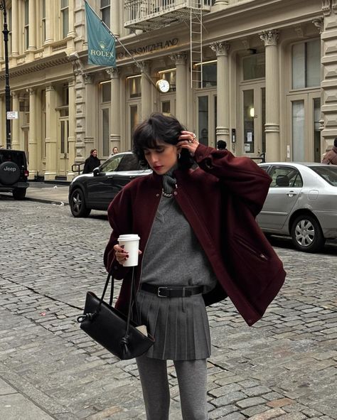 Grey Tights Outfit, Venetia Alia, Grey Pleated Mini Skirt, Pleated Outfit, Pleated Mini Skirt Outfit, Madrid Style, Skirt Outfit Inspiration, Grey Tights, Spring Summer Fashion Trends