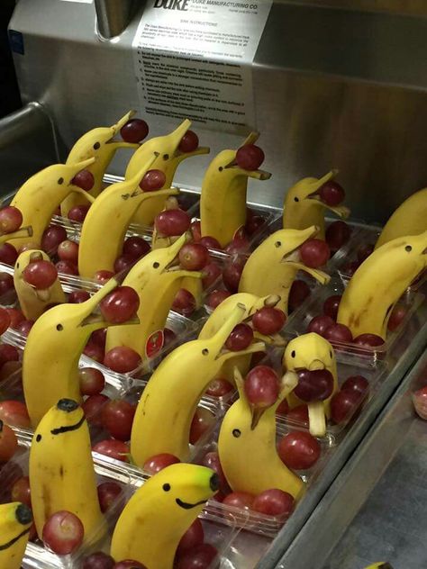 Banana Seals Christmas Banana, Fruit Tables, Lobster Party, Vegetable Animals, Halloween Breakfast, Fruit Creations, Fruit And Vegetable Carving, Vegetable Carving, Food Carving