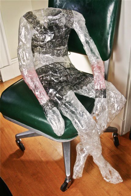 Action Diy, Halloween Props Scary, Halloween Decorating Ideas, Mantel Ideas, Family Living Room, Halloween Props Diy, Body Cast, Saran Wrap, Halloween Decorating