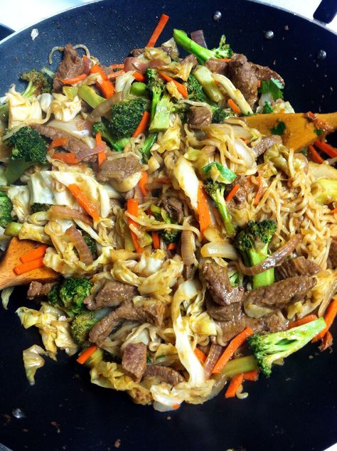 Beef Yakisoba, Yakisoba Recipe, Beef Flank Steak, Beef Flank, Beef Noodles, Small Crown, Ground Beef Recipes Easy, Green Cabbage, Flank Steak