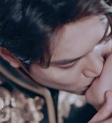 Lee Min Ho Girlfriend, Lee Min Ho Shirtless, Lee Min Ho Instagram, Lee Min Ho Kiss, Lee Min Ho City Hunter, Lee Min Ho Dramas, Lee Min Ho Kdrama, The King Eternal Monarch, Anime Kiss Gif