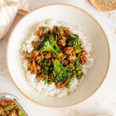 Ground Chicken and Broccoli Stir Fry - Carmy - Easy Healthy-ish Recipes Ground Chicken And Broccoli Stir Fry, Honey Sriracha Ground Chicken, Ground Chicken And Broccoli, Chicken And Broccoli Stir Fry, Airfryer Breakfast, Broccoli Crowns, Broccoli Stir Fry, Stir Fry Noodles, Chicken And Broccoli