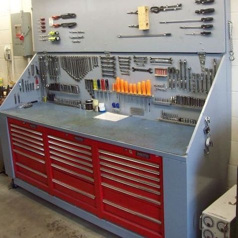 An incredibly organized tool chests and cabinet shows the organization possibilities! Toolbox Cabinets, Workbench Tools, Tool Chest Organization, Toolbox Storage, Tool Chests, Garage Organisation, Garage Workshop Organization, Building A Garage, Cool Garages