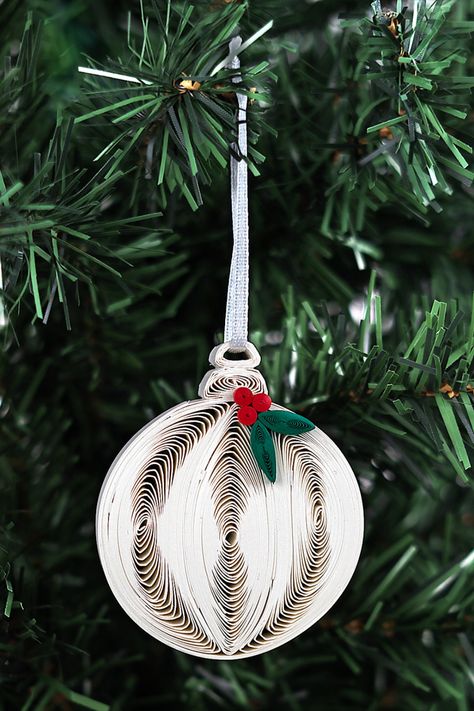 Quilling Christmas Trees, Quilling Christmas Decorations, Paper Quilling Ornaments, Christmas Quilling Ideas, Quilling Cat, Quilling Christmas Cards, Quilling Christmas Ornaments, Quilled Christmas Ornaments, Diy Quilling Christmas