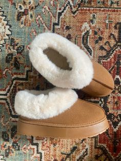 Cute Uggs, Christmas Wants, Shoe Hacks, Ways To Lace Shoes, Fluffy Shoes, Crocs Fashion, Fancy Heels, Tennis Shoes Outfit, Preppy Shoes