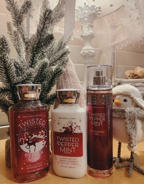 Twisted Peppermint Bath And Body Works, Twisted Peppermint, Bath And Body Works Twisted Peppermint, Christmas Self Care Aesthetic, Christmas Shampoo, Peppermint Aesthetic, Christmas Body Care, Christmas Smell, Christmas To Do List