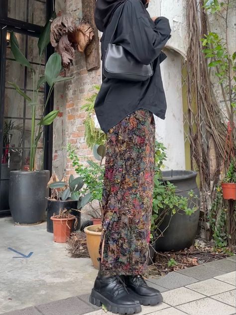 Long Skirt With Button Down Shirt, Flows Skirt Outfit, Long Skirt Button Up Shirt, Hijab Maxi Skirt Outfit, Long Skirt Layered Outfit, Long Skirts With Sweaters Outfit, Y2k Maxi Skirt Outfit, Long Skirt And Hoodie, Hoodie With Long Skirt