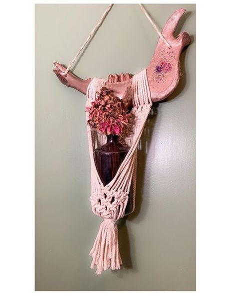 Bone Macrame, Oddities Decor Diy, Weird Crafts, Deer Mount Decor, Oddities Decor, Witch Crafts, Deer Mounts, Bone Crafts, Vulture Culture