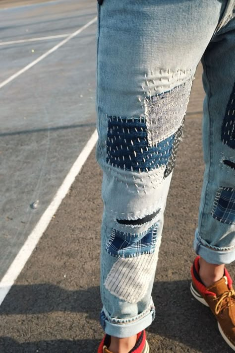 Patched Jeans Diy, Jeans Patchwork, Boro Sashiko, Diy Jeans, Diy Vetement, Sashiko Embroidery, Visible Mending, Upcycle Jeans, Denim Diy