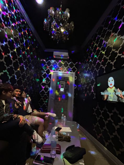 #dates #friends #karaoke #singing #aesthetic #lights #discoparty Korean Karaoke Room Aesthetic, Korean Karaoke Room, Karaoke Room Aesthetic, Karaoke Date, Karaoke With Friends, Karaoke Aesthetic, Singing Aesthetic, Photography Studio Spaces, Aesthetic Lights