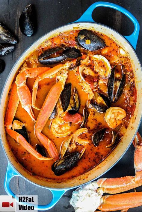 Classic cioppino in a large blue Dutch oven. Italian Seafood Stew, Cioppino Recipe, Seafood Stew Recipes, Italian Seafood, Resep Pasta, Seafood Stew, Dutch Oven Recipes, Seafood Soup, Seafood Dishes