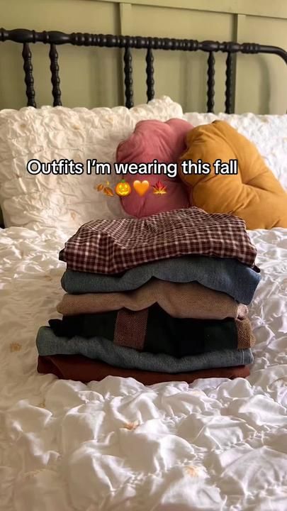 Black Pants Outfits, Bleaching Clothes, Fall Autumn Aesthetic, Fall Aesthetic Outfit, Comfy School Outfits, Taylor Swift Evermore, Hallowen Ideas, Autumn 23, Grunge Accessories