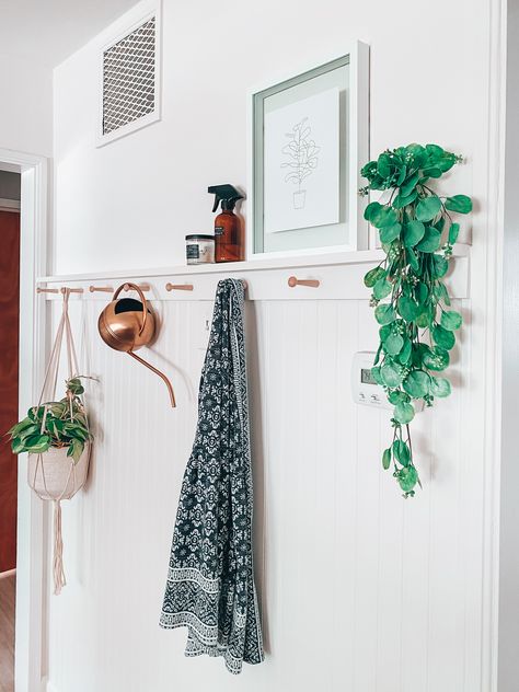 This Beadboard Feature Wall solution is gorgeous and still useful for some storage! The wall leading to our kitchen was awkward and hard to decorate... Beadboard Entryway, Beadboard Wall, Diy Beadboard, Peg Wall, Bead Board Walls, Hallway Makeover, Shaker Pegs, Luxurious Interior Design, Entry Wall