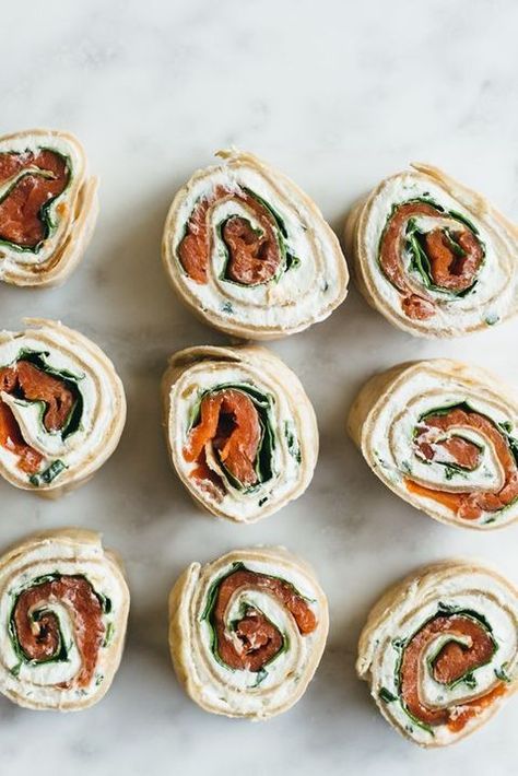 Wrap apéro au saumon - 16 idées de wraps pour un apéro léger - Elle à Table Salmon Pinwheel, Smoked Salmon Pinwheels, Salmon Pinwheels, Cassava Flour Recipes, Holiday Party Appetizers, Smoked Salmon Recipes, Gluten Free Appetizers, Pinwheel Recipes, Cassava Flour