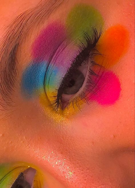 Flower Eyeshadow Looks, Rainbow Eyeshadow Looks, Flower Power Makeup, Flower Eyeshadow, Rainbow Blush, 1970s Hairstyles, Rainbow Eyeshadow, Eyeshadow Tutorials, Butterfly Makeup