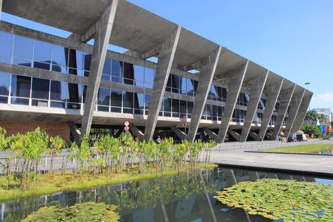 Eight Modernist masterpieces in Rio de Janeiro Cantilever Architecture, Concrete Architecture, Airport Design, Unique Buildings, Structure Architecture, Building Facade, Architecture Exterior, Roof Design, Brutalism