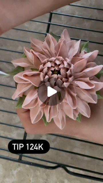 Buttercream Dahlia, Piped Flowers, Cake Decorating Tutorials Videos, Buttercream Flowers Cupcakes, Buttercream Flowers Tutorial, Cupcake Flower Bouquets, Cupcake Flowers, Flower Piping, Flower Cake Design