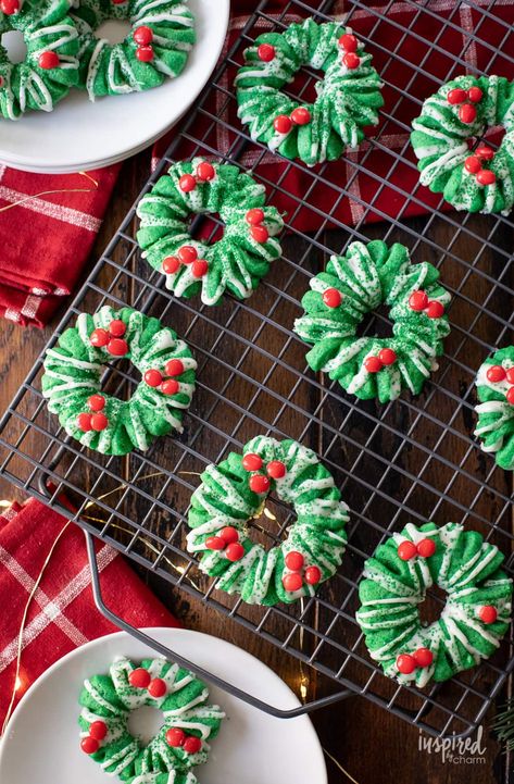 Wreath Spritz Cookies, Festive Cookie Recipes, Christmas Spritz Cookies, Christmas Wreath Cookies, Cookie Holiday, Cookies Shortbread, Christmas Cookies Packaging, Chewy Gingerbread Cookies, Christmas Food Treats