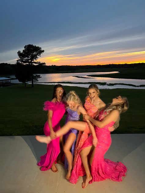 Prom Poses 3 Friends, Prom Poses For Friends Trio, Hoco Pics Friend Pictures, Hoco Poses Best Friends Trio, Hoco Photo Ideas 3 Friends, Hoco Pictures Ideas Friends Trio, Homecoming Poses, Hoco Pics, Prom Picture Poses