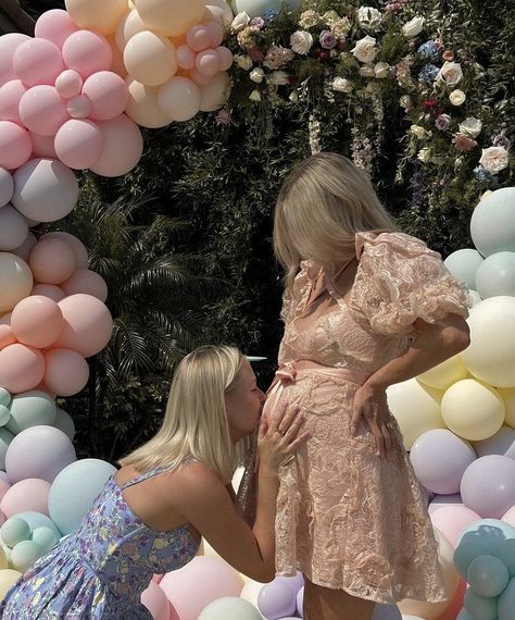 Pregnant Best Friends, Pretty Blonde Hair, Pregnancy Gender, Pretty Pregnant, Mommy Goals, Pregnant Friends, Baby Shower Outfit, Mommy Baby, Future Mom