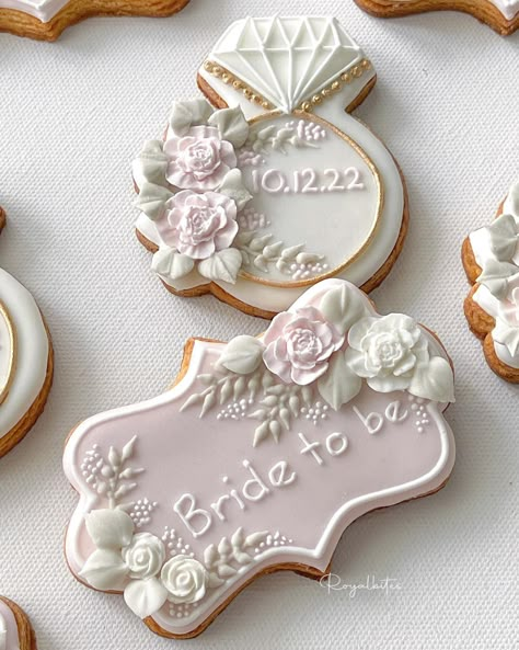 Royalbites | Sugar Cookie Artist (@royalbites) • Instagram photos and videos Bridal Shower Cookies Ideas, Jasper Wedding, Fondant Biscuits, Wedding Sugar Cookies, Bride Cookies, Elegant Cookies, Wedding Shower Cookies, Anniversary Cookies, Engagement Cookies