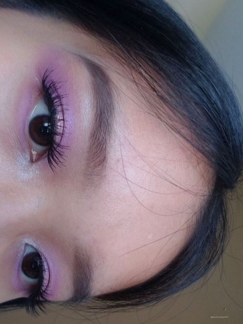 A light purple eyeshadow look on a pair of dark brown eyes. Soft Purple Eyeshadow, Simple Purple Eyeshadow Looks, Light Purple Makeup, Light Purple Eyeshadow, Purple Shimmer Eyeshadow, Debut Makeup, Lavender Eyeshadow, Lilac Makeup, Purple Eyeshadow Looks