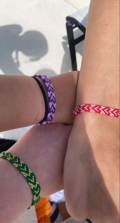 Matching Friendship Bracelets Aesthetic, Matching Bracelets For Couples Diy Yarn, Crochet Bracelet Aesthetic, Friend Bracelets Pattern, String Bracelets Aesthetic, String Bracelet Aesthetic, Simple Friendship Bracelet Patterns Easy, Bracelets Diy String, Braclete Pattern