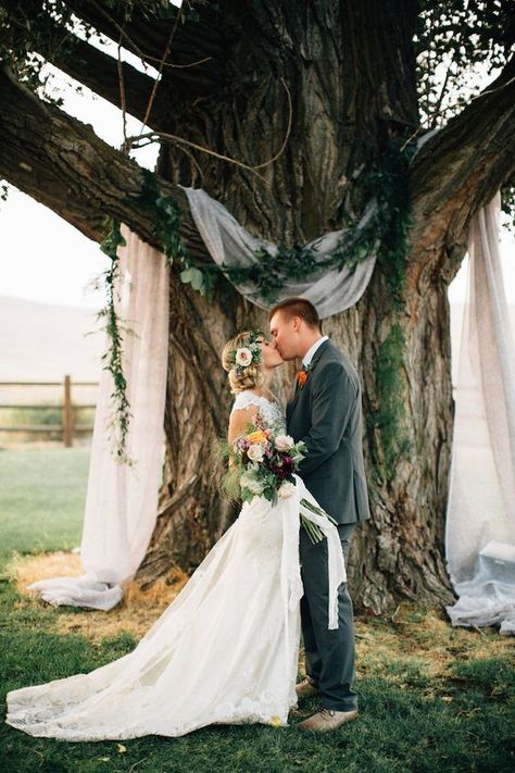 Rustic Wedding Ceremony Decor, Tree Wedding Ceremony, Backyard Wedding Decorations, Diy Wedding Arch, Backyard Wedding Ceremony, Photo Booth Backdrop Wedding, Wedding Arch Rustic, Rustic Wedding Ceremony, Wedding Altars