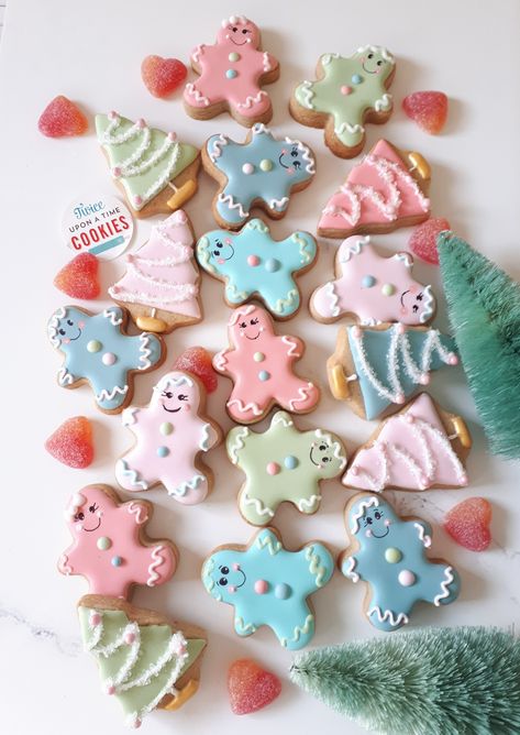 Pastel Gingerbread Man, Danish Pastel Christmas, Pastel Christmas Cookies, Pastel Gingerbread Christmas Decor, Pizza Business, Pastel Gingerbread, Pastel Christmas Decor, Biscuit Decoration, Engagement Cookies