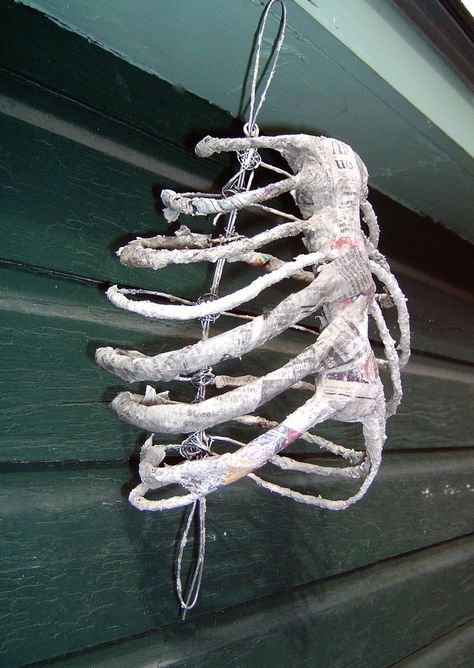 Paper Mache Bones Skeletons, Diy Skeleton Ribcage, Paper Mache Skeleton Diy, Skeleton Paper Mache, Paper Mache Ribcage, Diy Rib Cage Halloween, Ribcage Clay Sculpture, Cool Paper Mache Projects, How To Make A Skeleton