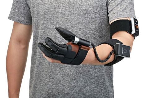 NeoMano is a assistance device to enable hand function which has no strength left for any kind of movement. This robotic glove is a boon for people with hand paralysis. Apple Glasses, Cyberpunk Tech, Smart Gloves, Computer Education, Assistive Devices, Electronic Organization, Gloves Design, Hand Gloves, Wearable Device