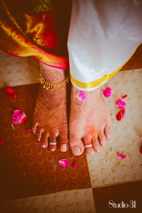 Creative Wedding Photography Indian, Marriage Photoshoot, Marriage Poses, Indian Wedding Pictures, Indian Wedding Poses, Bride Photos Poses, Marriage Photography, Groom Photoshoot, Engagement Photography Poses