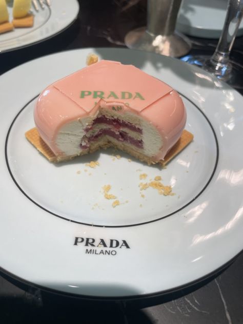 Prada Cafe, London Cake, Makanan Diet, Think Food, Snap Food, Cafe Food, Interesting Food Recipes, Easy Baking, Pretty Food