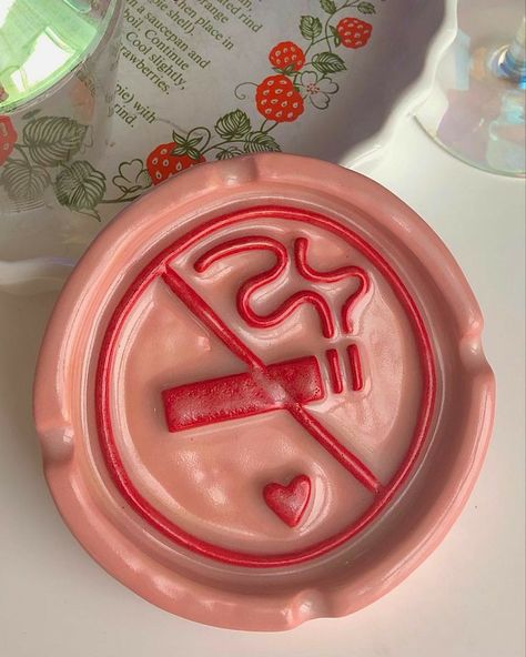 Ash Tray Clay, Ceramic Gift Ideas, Ashtray Pottery, Clay Idea, Girl Baddie, Ceramic Ashtray, Sculpture Art Clay, Clay Diy Projects, Baddie Aesthetic