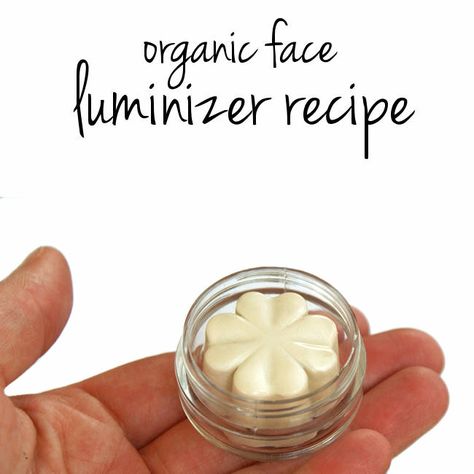 This natural face luminizer recipe highlights and accents eyes, cheekbones and lips by giving skin a sheer glow without too much shine or sparkle. Diy Mineral Makeup, Coffee Facial, Diy Kosmetik, Homemade Lotion, Home Remedies For Hair, Luscious Hair, Natural Therapy, Luminizer, Natural Beauty Tips