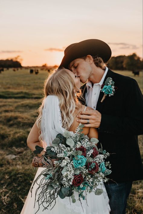 Country Couple Photoshoot, Country Wedding Pictures, Country Couple Pictures, Couple Photoshoot Ideas, Idea For Wedding, Country Couple, Country Western Wedding, Country Wedding Photos, Cute Country Couples