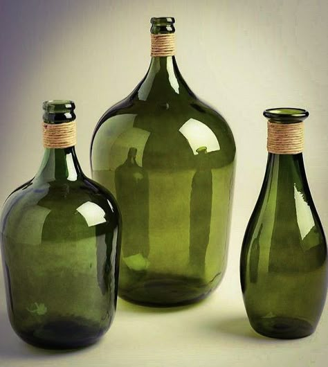 .green bottles.          t Still Life References, Still Life Reference, Still Life Pictures, Life Drawing Reference, Green Glass Bottles, Glass Bottles Art, Still Life Photos, Deco Originale, Olive Oil Bottles