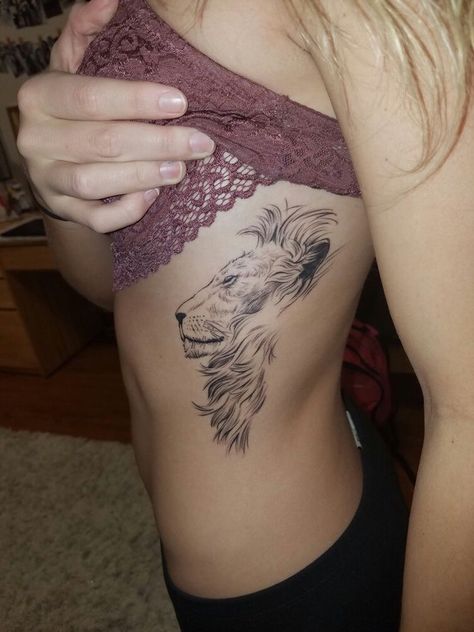 Rib Tattoo Quotes, Cool Tattoos For Girls, Rib Tattoos For Women, Petit Tattoo, Leo Tattoos, Lion Tattoo Design, Disney Tattoo, Geniale Tattoos, Tattoo Girls