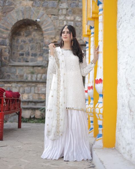 Rimsha Waheed Kiani Crushed Trousers Pakistani, Shaadi Dresses, Shaadi Outfits, Indian Wedding Reception Outfits, Stitching Styles, Poetry Wallpaper, Reception Outfits, Shoes Guide, Beautiful White Dress