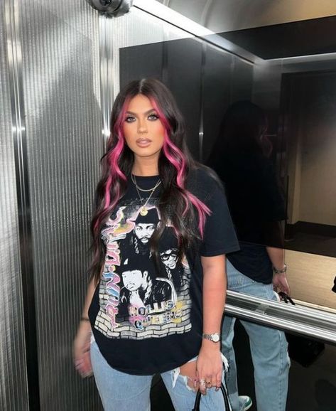 Money Piece Hairstyle, Pink Money Piece, Pink Hair Streaks, Dark Pink Hair, Pink Money, Color Block Hair, Pink And Black Hair, Rambut Brunette, Hair Color Underneath