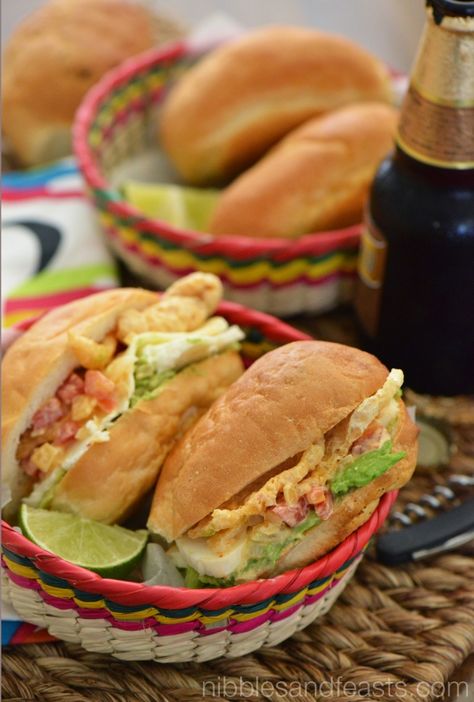 Guacamayas. A tasty torta from Leon, Guanajuato. Made with layers of mashed avocado, Panela cheese and pork cracklings. Drizzled with a chile de arbol sauce and a squeeze of lime juice. Guacasaca Sauce, Traditional Nicaraguan Food, Panela Cheese, Guanajuato Mexico Restaurants, Pork Crackling, Gourmet Tacos, Latin American Food, Mexican Kitchens, Mexico Food