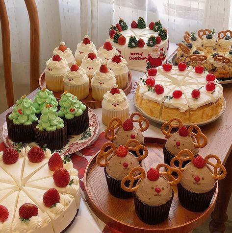 Christmas Aesthetic Desserts, Christmas Deserts Aesthetic, Christmas Cafe Food, Aesthetic Christmas Desserts, Christmas Cupcakes Aesthetic, Korean Christmas Cake, Christmas Bento Cake With Cupcakes, Christmas Mug Cake, Kawaii Christmas Dessert