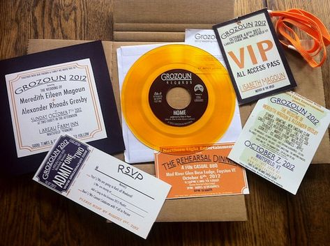 Make playable 7" vinyl records for your concert-themed wedding invitions | Offbeat Bride Concert Themed Wedding, Festa Rock Roll, Wedding Concert, Concert Wedding, Music Themed Wedding, Fun Invitations, Themed Wedding Invitations, Offbeat Bride, Diy Vinyl