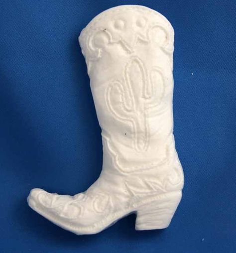 Cowboy boot chocolate mold. Cowboy Boot Sculpture, Woodcarving Ideas, Whittling Ideas, Botas Cowboy, Cake Stuff, Clay Diy Projects, Clay Hand, Wood Carving Designs, Carving Designs