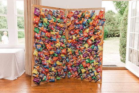 Crisp Wedding Wall, Crisp Board Wedding, Chip Station Wedding, Wedding Table Snack Ideas, Crisp Table Wedding, Wedding Food Unique, Crisps Wall Wedding, Crisp Station Wedding, Crisp Wall For Wedding