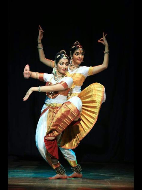 Bharatha Natyam - Shiva Kathak Mudra, Kuchipudi Dress, Dance Mudras, Bharatnatyam Costume, Bharatanatyam Costumes, Bharatnatyam Poses, Bharatanatyam Costume, Bharatanatyam Dancer, Indian Classical Dancer