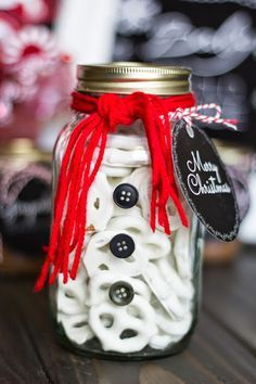 TEN Christmas Gifts for Teachers, Neighbors and Coworkers free printables Frugal Christmas Gift Ideas, Office Holiday Gift Ideas, Gift Jars, Jars Ideas, Mason Jar Christmas Gifts, Xmas Candy, Craft Ornaments, Jar Food, Gratis Printables