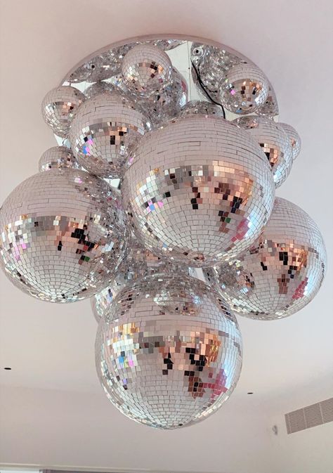 Disco Ball Sculpture, Disco Ball Light Fixture, Disco Ball Chandelier Diy, Mirrorball Chandelier, Disco Ball Bathroom, Disco Interior Design, Disco Ball Room Decor, Disco Chandelier, Disco Ball Chandelier