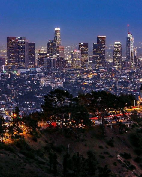 Los Angeles Nightlife, Los Angeles At Night, Los Angeles Aesthetic, City Lights At Night, Cali Life, California Photos, Los Angeles City, California City, Flashing Lights